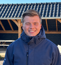 glimlachende man bij houten tuinhuis