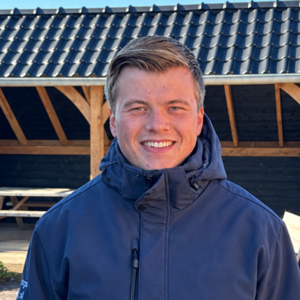 glimlachende man bij houten tuinhuis